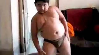 VIDEO Cel mai tare show! Uite cum danseaza si ce acrobatii face indianul asta grasut!