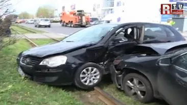 Accident auto spectaculos in Drumul Taberei! Sapte tramvaie blocate dupa ce doua masini s-au lovit