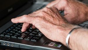 Clipe cuplite pentru o pensionară din Botoșani. Ce i s-a întâmplat femeii, după ce e invitat un bărbat de pe Facebook