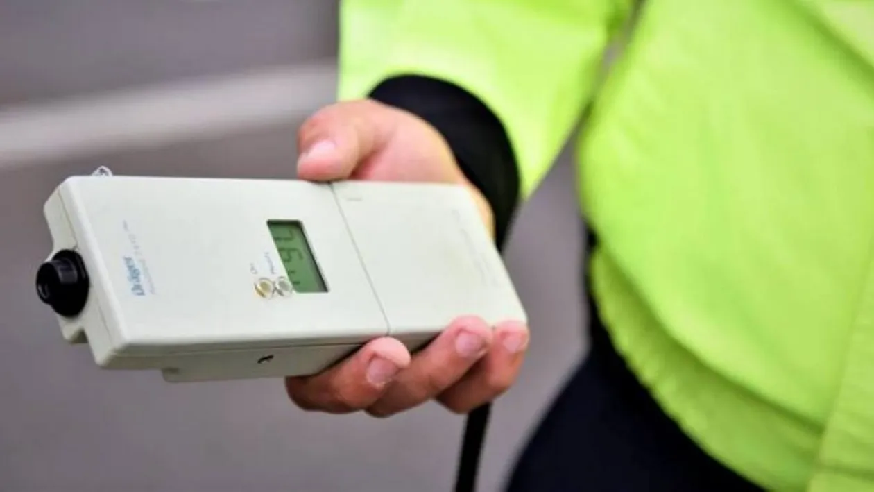 O ieșeancă beată și fără permis s-a întrecut cu polițiștii ca la curse. Au oprit-o de abia după 17 km. VIDEO