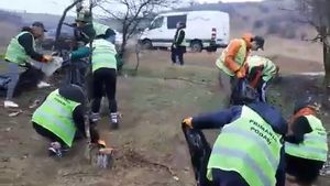 Voluntarii străini au făcut curăţenie într-o comună din Dolj, pentru a le da o lecție localnicilor
