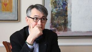 IMAGINI INEDITE cu Horia Roman Patapievici! A fost surprins in timp ce isi platea facturile