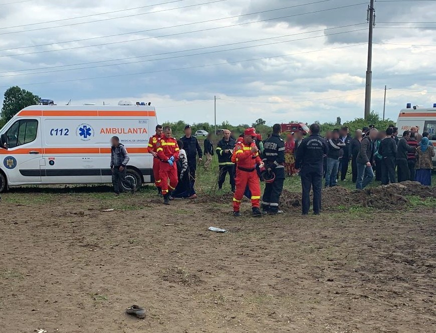 Micuții s-au înecat în groapa plină cu apă de ploaie