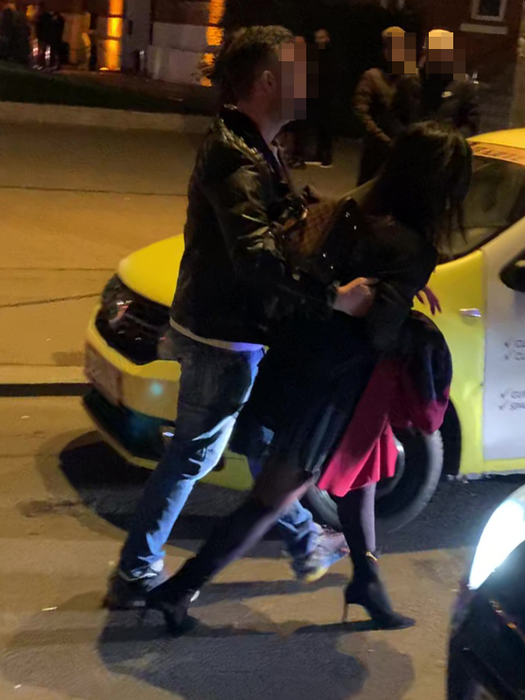 Iubitul femeii o ține de braț pentru a merge cât de cât drept