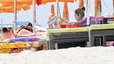 Cristina Spatar nu se desparte de CANCAN nici pe plaja