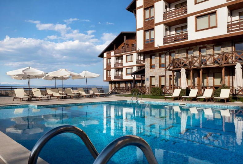 Hotelul Green Life Bansko 4* este situat la poalele muntelui Pirin/ sursă foto: Booking