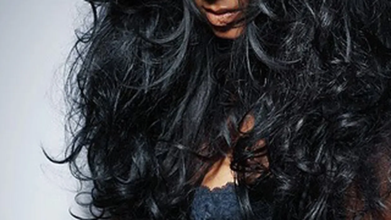 Ravasita si suparata! Ghici ce vedeta internationala se scunde sub parul acesta nearanjat!