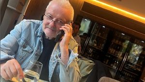 Au venit banii de la Bacău pentru Irinel Columbeanu! I-a trimis o sumă direct pe card fostului milionar de la Izvorani