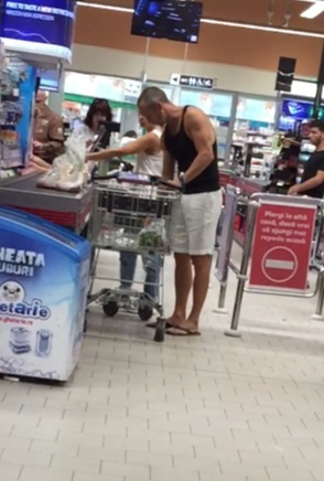 Meme Stoica nu iese din cuvântul femeii de care a divorţat în 2012, ascultând-o cu sfinţenie în timp ce cumpărau toate cele necesare pentru casă