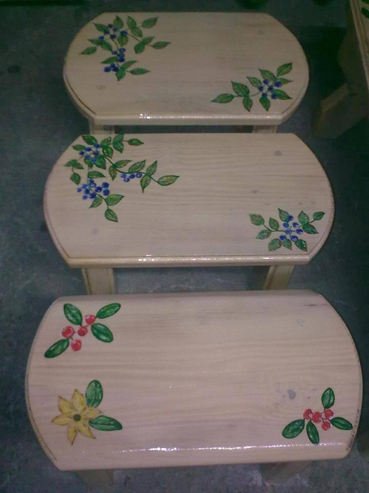 Mobilierul este pictat în culori vesele