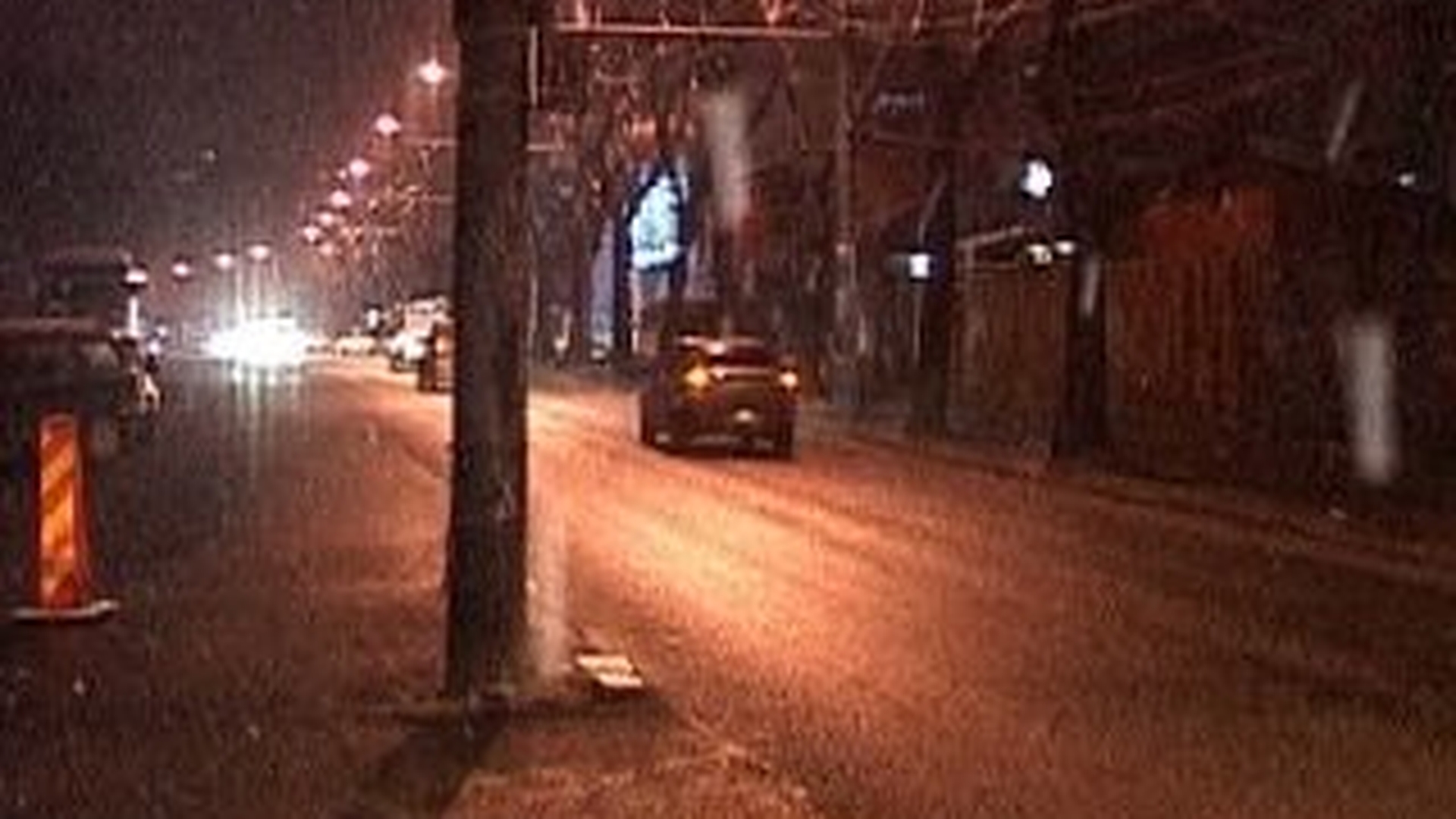 VIDEO Soferi bucuresteni, atentie la stalpul din mijlocul drumului!