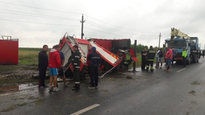 O mașină de pompieri s-a răsturnat în județul Olt. Patru salvatori au ajuns la spital