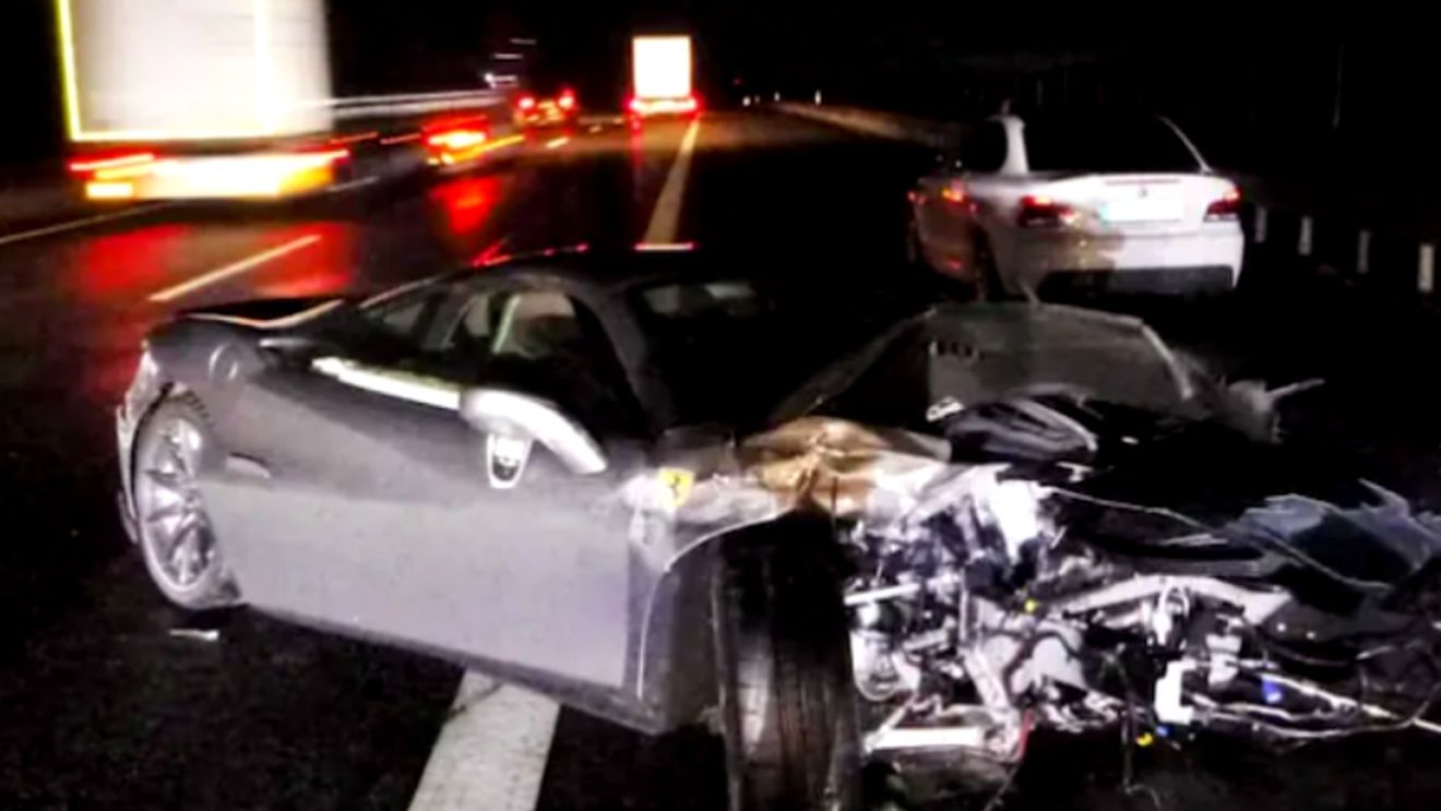 Și-a cumpărat un Ferrari de 400.000 de euro, iar după 6 ore l-a făcu praf. Șoferul, internat în stare gravă