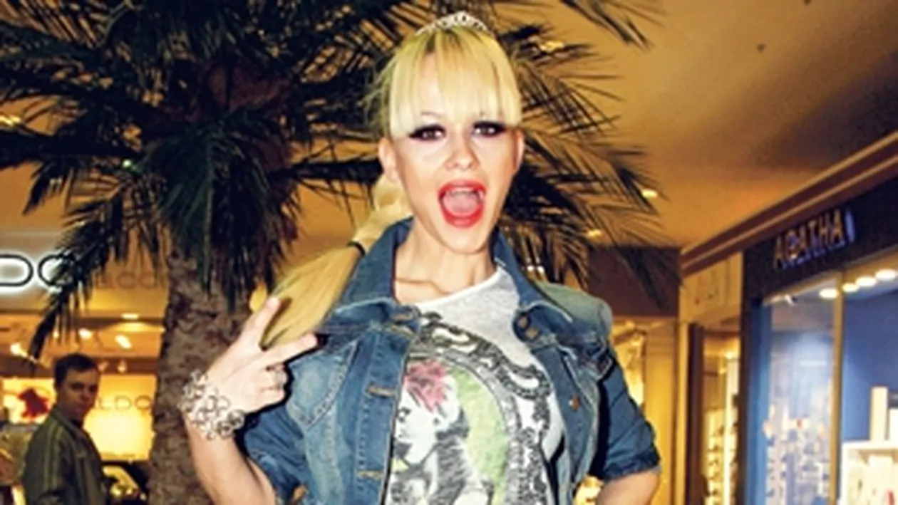 Anda Adam are o strategie inedita de a strange vizualizari online la piesele si clipurile ei. Se milogeste de fani sa o salte in topuri