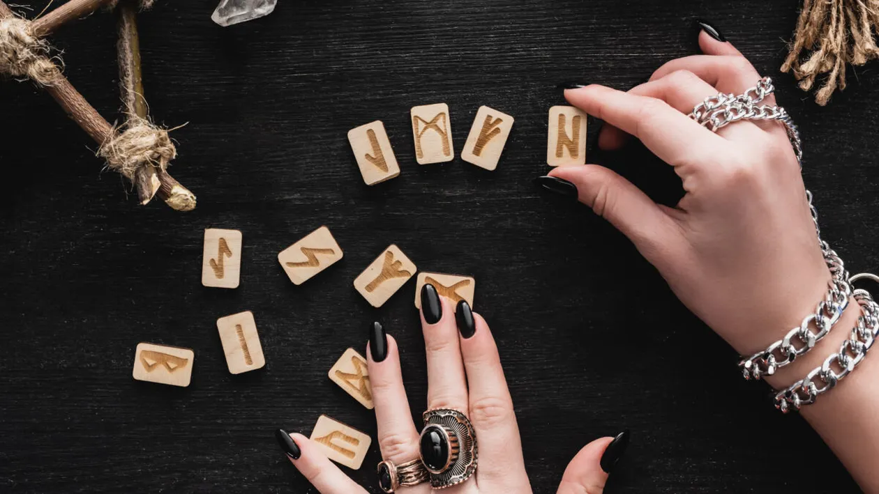 Horoscop rune azi, 19 aprilie 2026. Fehu anunță venituri financiare noi pentru această zodie: vin banii!