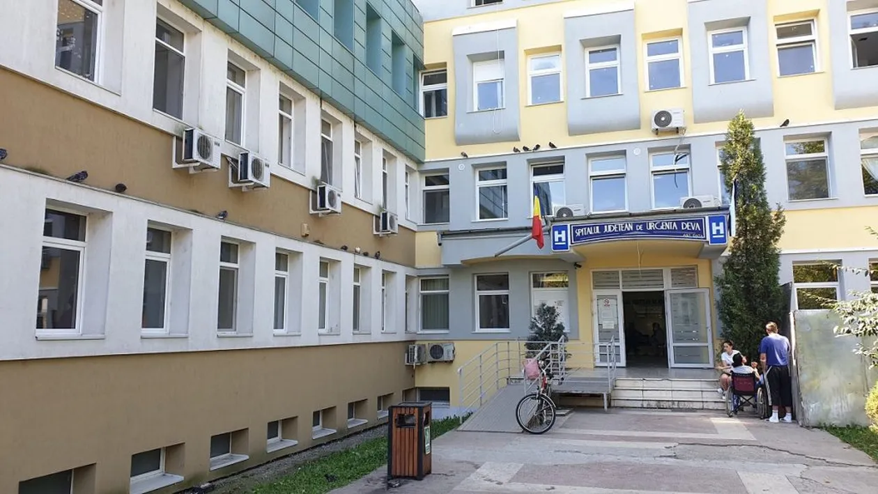 Situație halucinantă la Spitalul Județean din Deva. O asistentă, în stare gravă după ce a fost scuipată de o pacientă infectată cu noul coronavirus