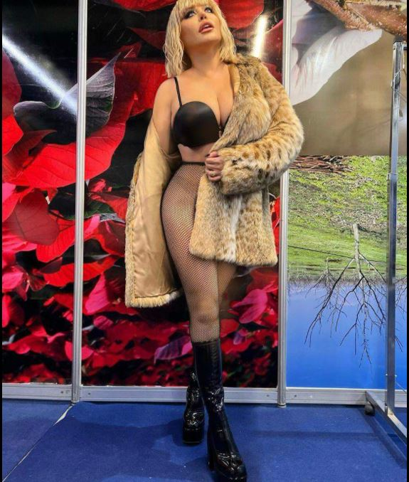 Loredana Groza a comis-o din nou. Ținuta super-sexy în care l-a așteptat pe Moș Nicolae | FOTO