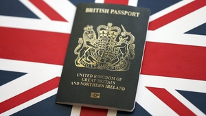Persoanele cu dublă cetățenie nu vor mai putea intra în Marea Britanie dacă nu au pașaport britanic. De când intră în vigoare măsura