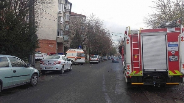Şocant: o femeie s-a aruncat de la etajul patru în faţa copilului!