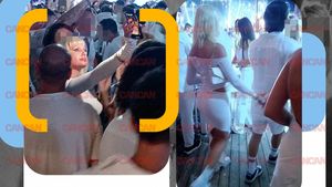 A pocnit rochița pe Alexandra Stan! Cum a apărut artista în club... pfff! Imaginile pe care le visează toți bărbații!