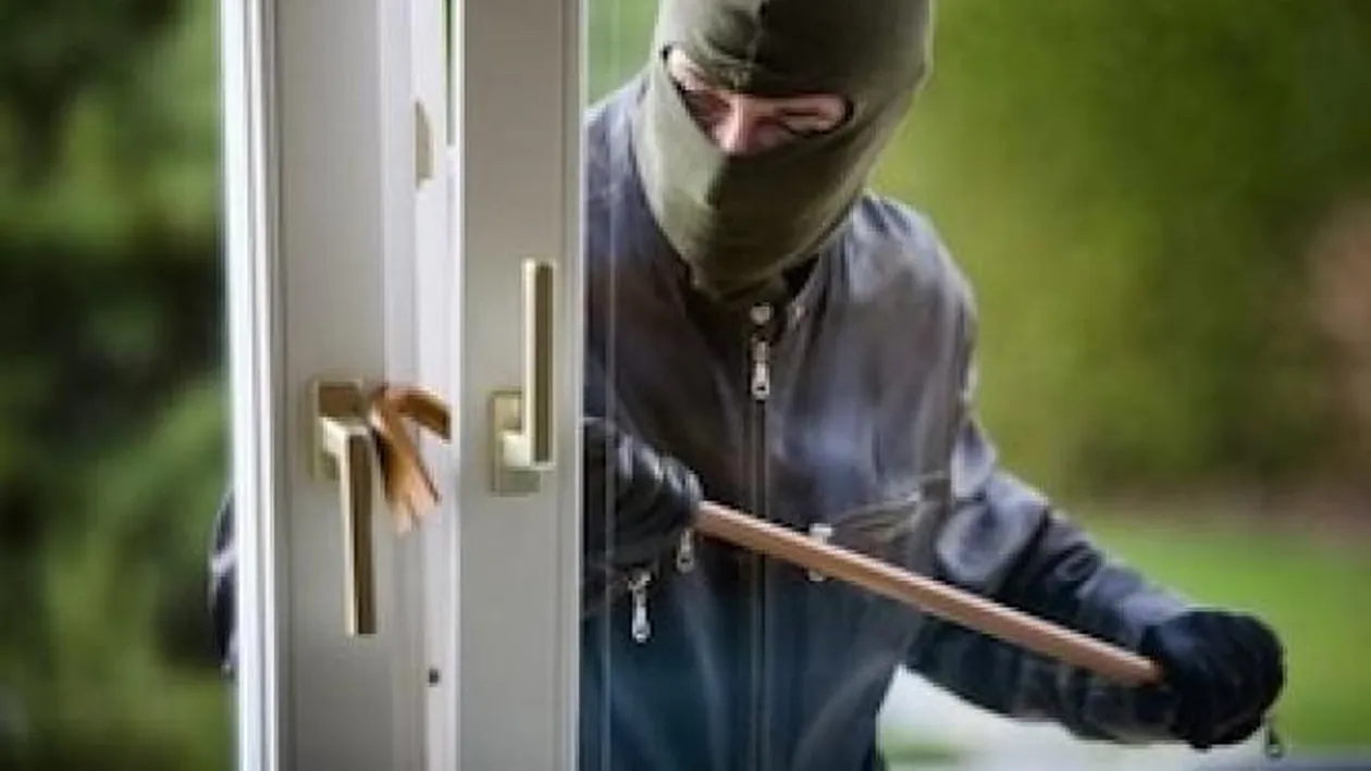 Tupeu maxim! Au spart casa unui polițist din Vâlcea și i-au luat arma și bijuteriile