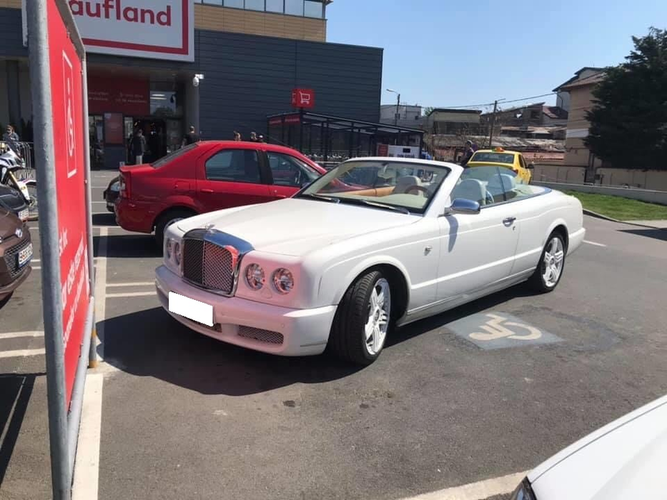 Un cunoscut multimilionar din Capitală și-a parcat Bentley-ul de 380.000 de euro pe locurile destinate persoanelor cu dizabilități