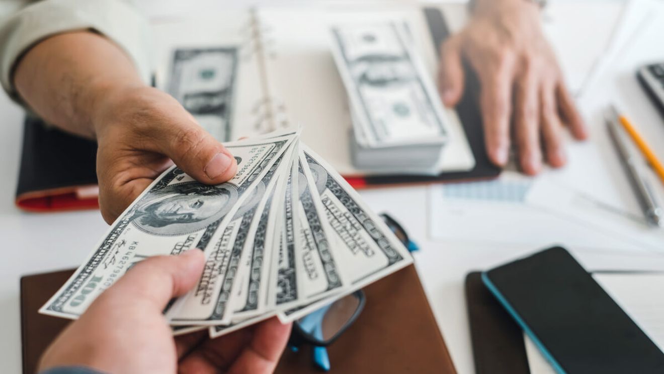 Cine sunt bugetarii care pot primi salarii cu 40% mai mari. Statul pregătește schimbări