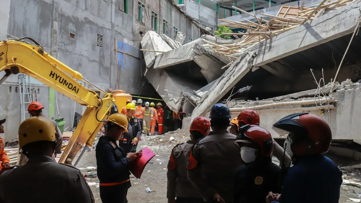 Tragedie în timpul orelor! O școală s-a prăbușit, 90 de elevi prinși sub dărâmături, în Indonezia