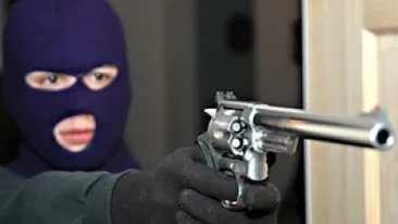 Jaf armat în România! Doi bărbați au furat toate bijuteriile dintr-un magazin, amenințând cu pistolul!
