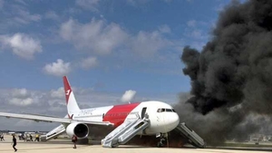 Panică pe un aeroport! Un avion a luat foc pe pista de decolare! Peste 300 de pasageri au fost evacuaţi de urgenţă!