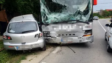 Accident grav în Argeș! Un autobuz a lovit două mașini și a rupt doi stâlpi