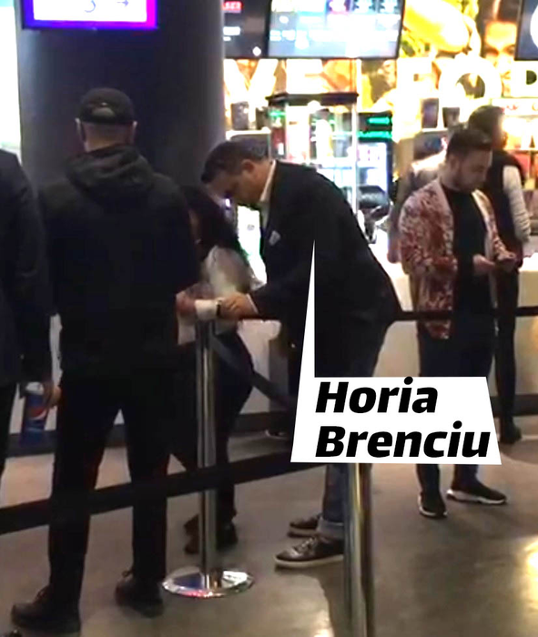 Horia Brenciu a apelat la un artificiu pentru a "fenta" coada de la barul cinematografului