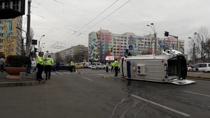 ULTIMA ORĂ! Accident grav în Capitală! O ambulanță a fost lovită de o mașină, în timp ce transporta un pacient la spital