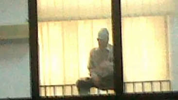 Deţinutul scandalagiu a facut din nou circ în sala de judecată! Ce s-a întâmplat în această dimineaţă