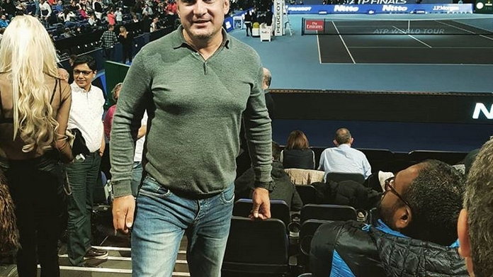 Adi de la Vâlcea şi-a isterizat fanii cu pătreţelele de pe abdomen! Cântăreţul a făcut publice imaginile