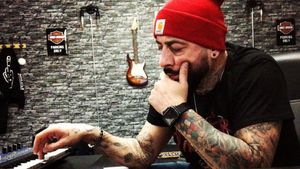 Patima lui CRBL pentru jocurile de noroc l-a făcut să își piardă salariul și, mai târziu, să se tatueze. „M-am dus acasă plângând”