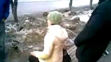Doamne ce cretini! Nenorocitii astia se filmeaza in timp ce urineaza pe o femeie care astepta autobuzul in statie - Ea nu banuieste nimic dar e uda fleasca