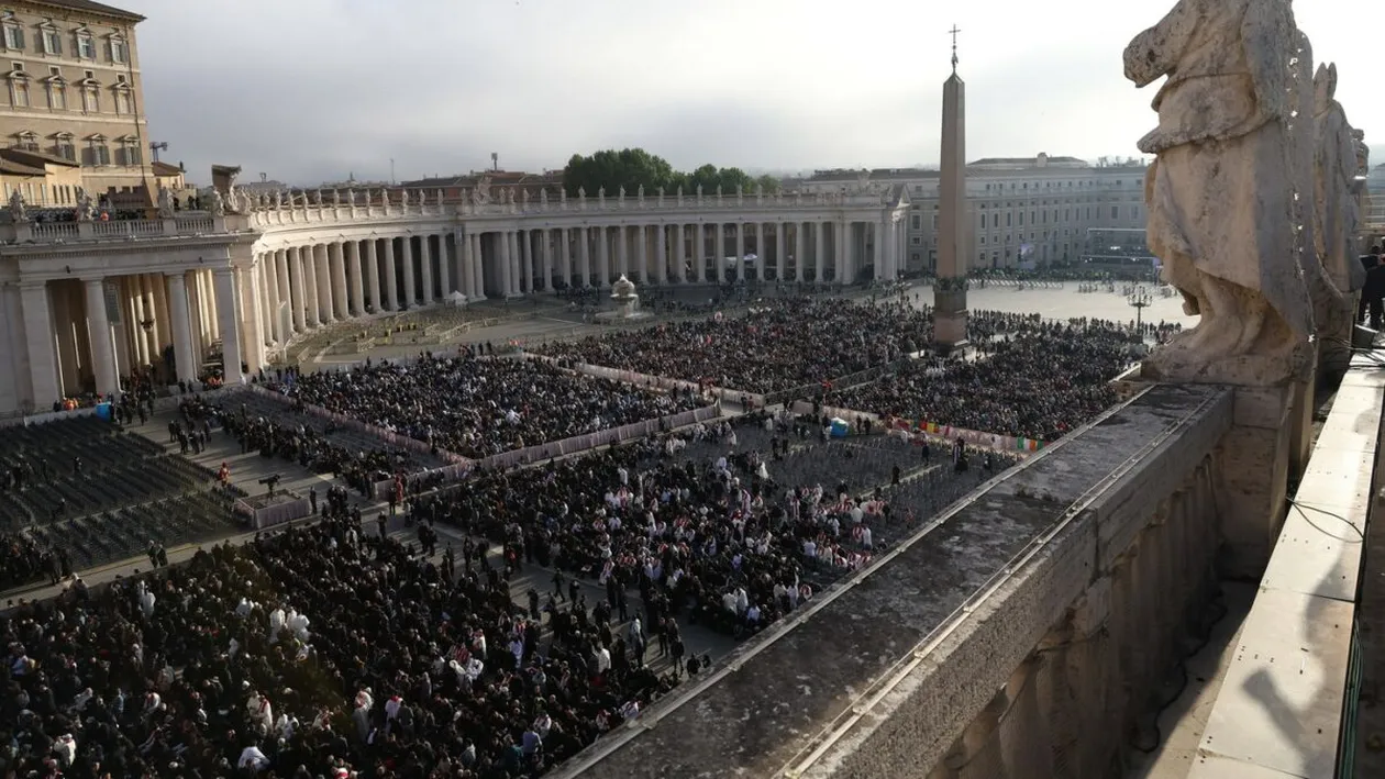 Ce a apărut pe cer înainte de înmormântarea Papei Francisc. Toți cei prezenți și-au îndreptat privirile uimite în sus