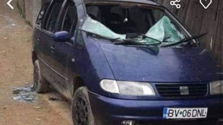 Anunțul a devenit viral! Cum a încercat un român să își vândă mașina Seat Leon cu geamurile sparte: "E vedetă, a apărut la toate canalele TV"