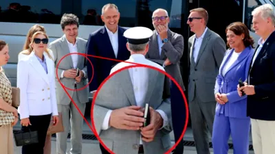 Nicușor Dan nu s-a dezlipit de celebrul carnețel nici la reuniunea informală cu președintele Poloniei, la care a participat și Mirabela Grădinaru. În imaginile publicate de Administrația Prezidențială carnețelul a fost „interzis”