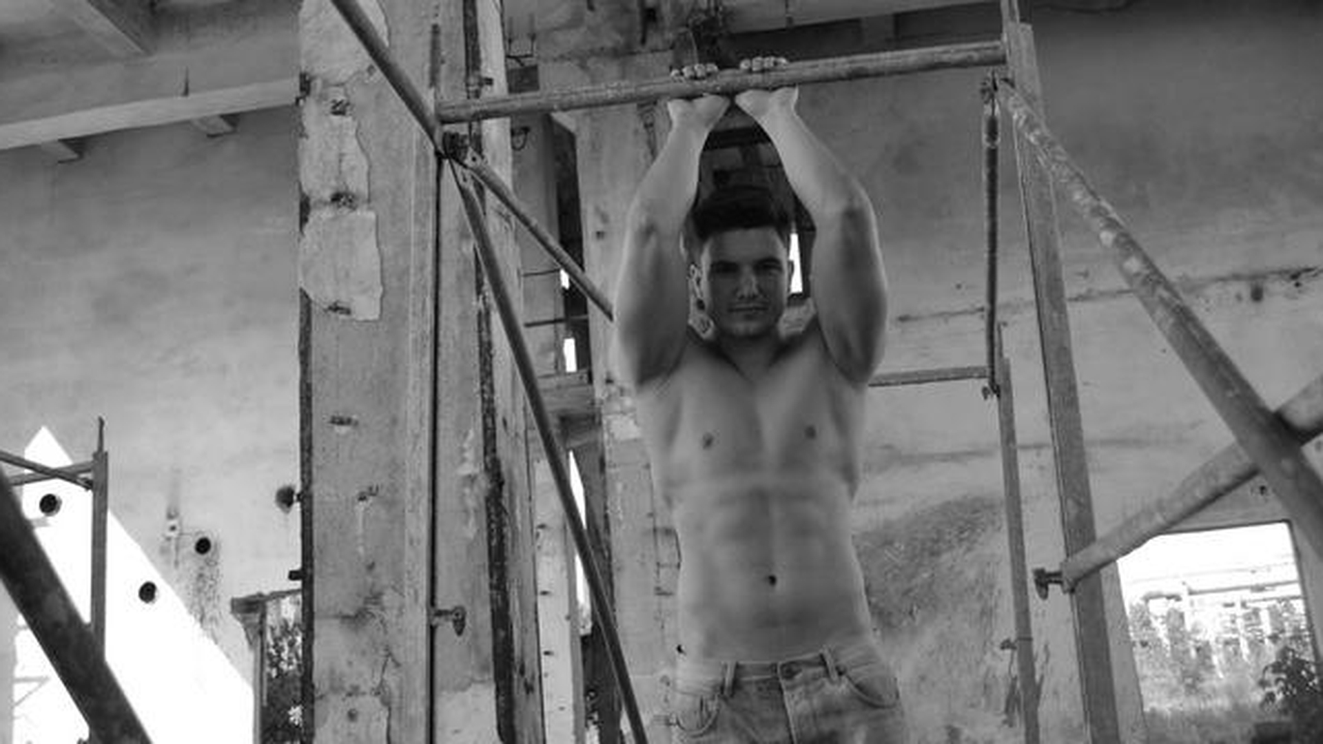 Un fost fotbalist va reprezenta Romania la Mister World 2014! Uite ce bine stau muschii pe Bogdan!