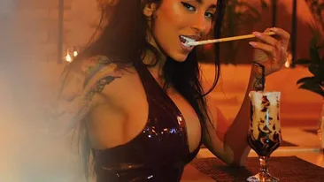 Ruby a arătat tot! Rochia albă și udă a încins imaginația bărbaților și i-a lăsat fără grai