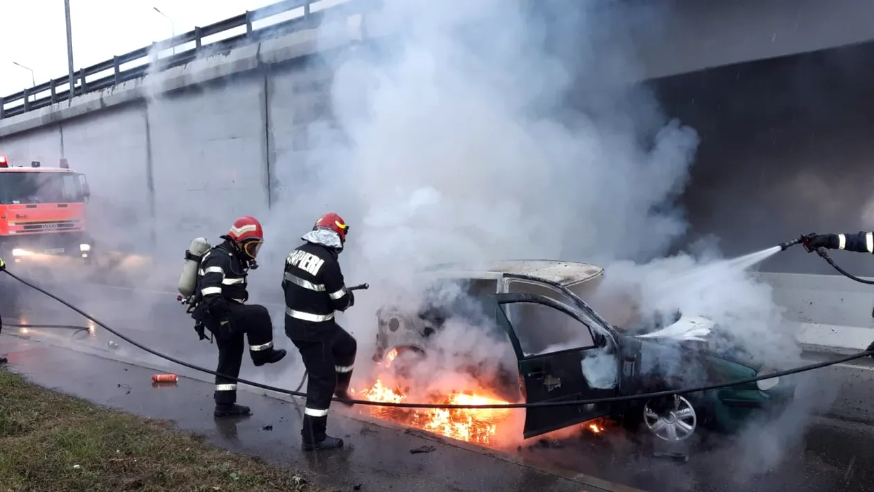 Imagini cu impact emotional. O mașină a izbucnit în flăcări în Ploiești, șoferul s-a salvat  în ultimul moment