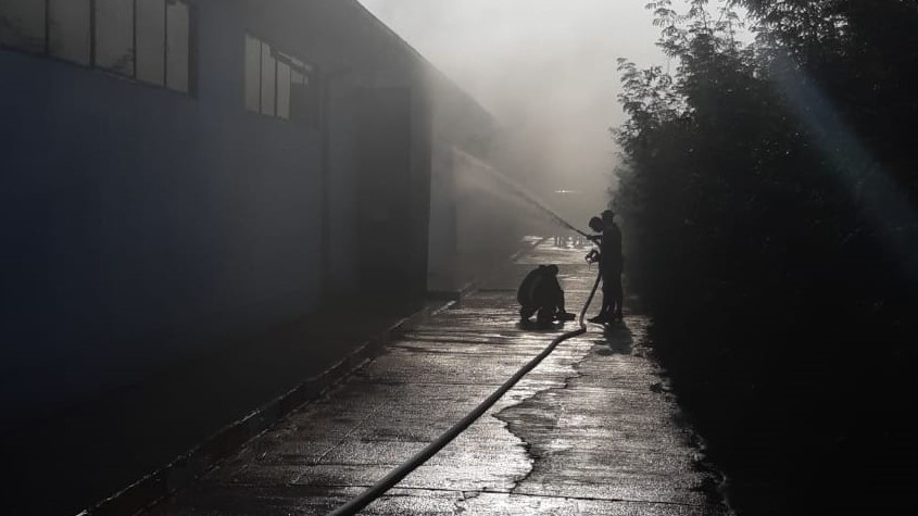 Incendiu violent la un depozit de materiale chimice în Dâmbovița. 10 autospeciale au fost mobilizate la față locului