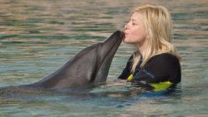 Loredana s-a sarutat cu delfinii si a mers cu camila in vacanta din Emirate, alaturi de fiica sa!