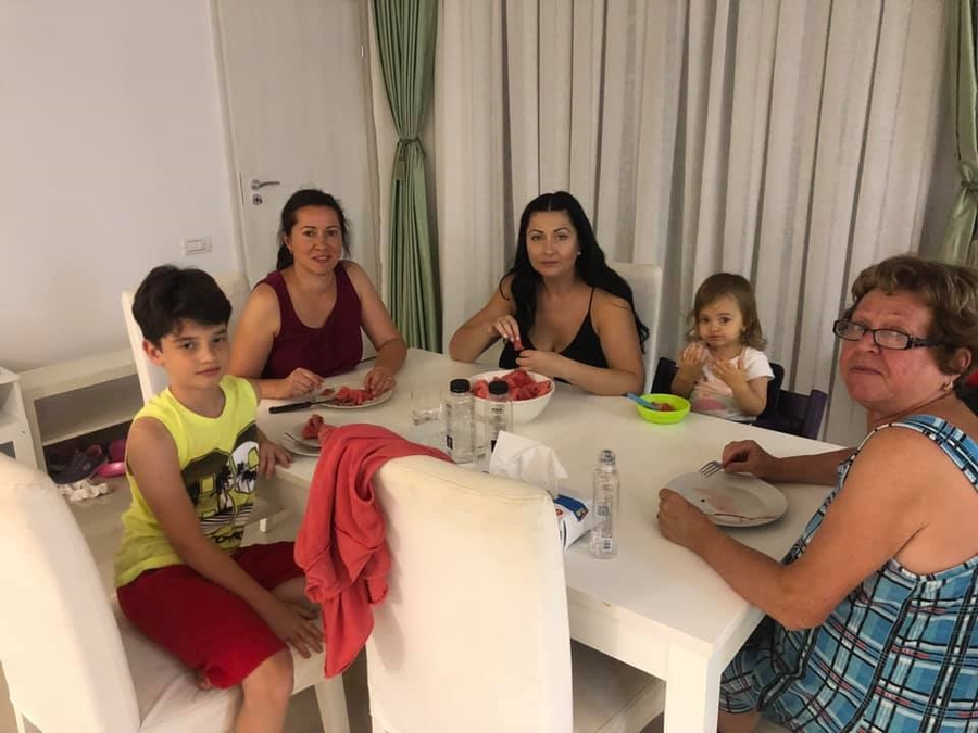 Gabriela Cristea alături de fiica sa cea mare, soacra și cumnata ei, dar și nepoțelul vedetei © Facebook