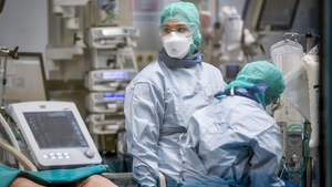Comisia de Sănătate și-a dat girul: copiii medicilor uciși de COVID-19 vor primi pensii de urmaș