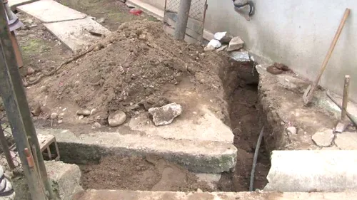Descoperire macabră în Dâmbovița. Au găsit un schelet de om când săpau pentru rețeaua de apă