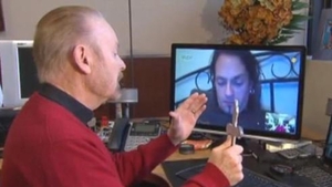 Imagini TERIFIANTE! Un preot exorcizeaza un barbat POSEDAT de demoni pe Skype!