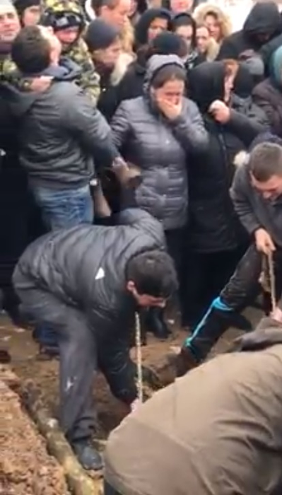 Imagini de la înmormântarea mamei din Timiș cu 18 copii! E cutremurător ce s-a întâmplat când au băgat-o pe Lidia în groapă. VIDEO